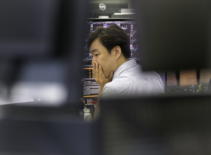 Global stocks ease back after earnings-driven gains