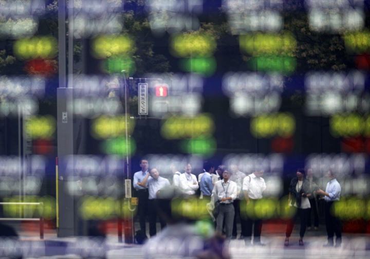 Asian stocks drift pending fresh news; oil takes a breather