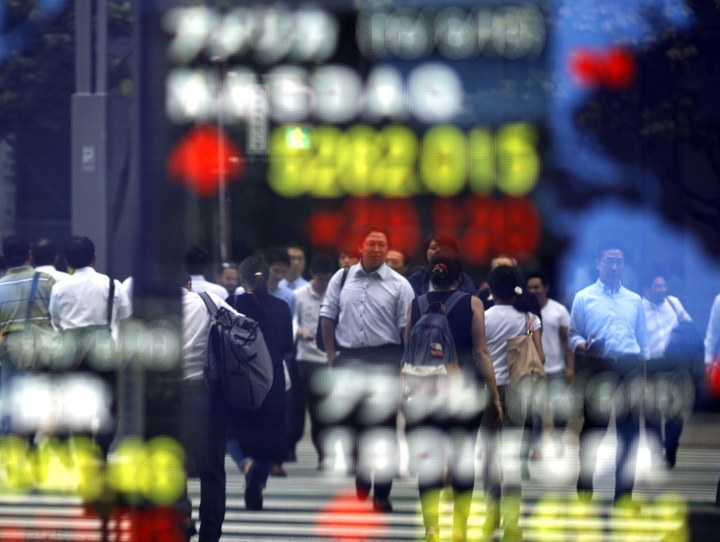 Global stocks drift lower as investors await US data