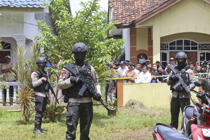 Indonesia police kill 3 suspected militants, defuse bombs