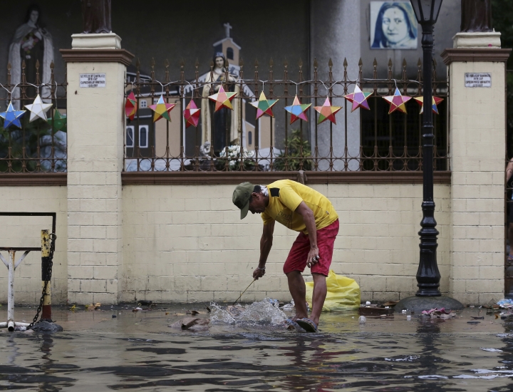 Typhoon leaves 1 dead, messes up Christmas in Philippines