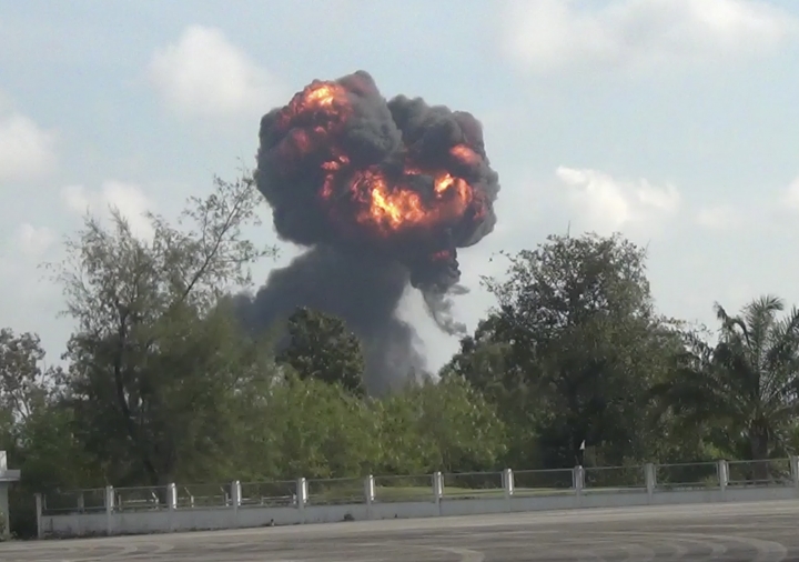 Pilot killed as Thai fighter jet crashes at air show