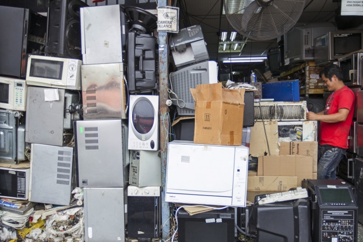 Gadget mountain rising in Asia threatens health, environment