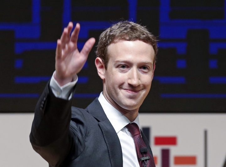 Facebook CEO trying to buy out land near his Hawaii estate