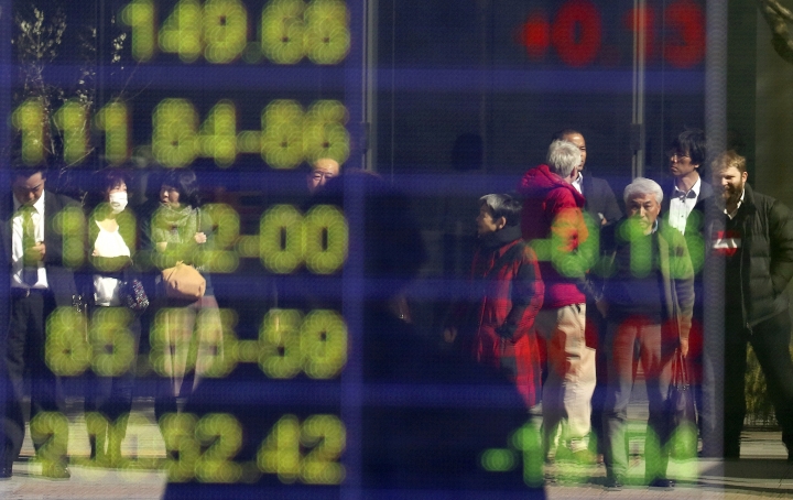 Asian shares fall on subdued Wall Street, dip in oil prices