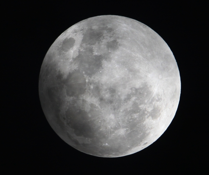 Full moon, comet starring in night sky show this weekend