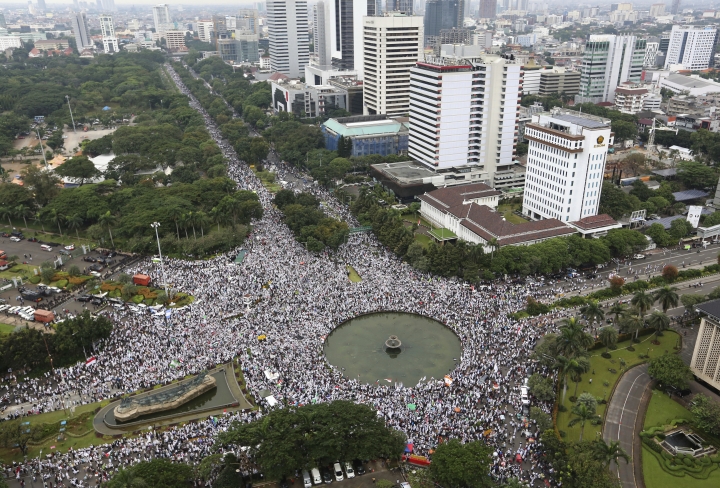 Muslim protesters march against Jakarta's Christian governor