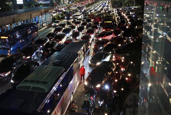 Standard &amp; Poor's raises Indonesia credit rating