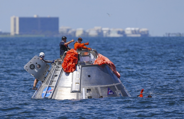 Mars mission astronauts rehearse water landings off Texas