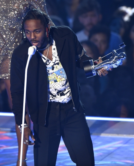MTV VMAs full of emotional, political moments; Lamar wins 6