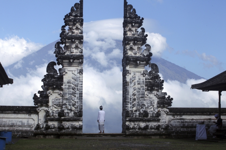 Fears of Bali volcano eruption spark exodus of 75,000