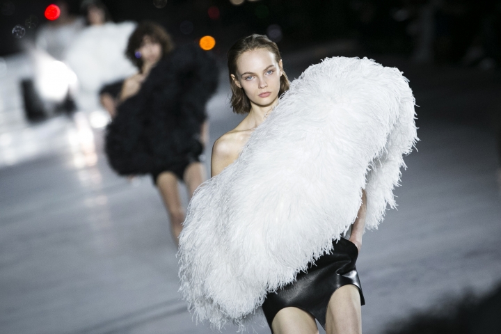 Dior fuses '60s spirit, women's lib at Paris Fashion Week