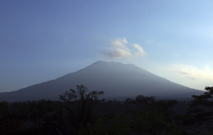 Exodus from Bali volcano nears 100,000 as tremors intensify