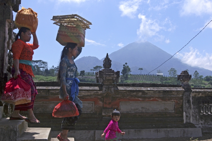 AP PHOTOS: Warnings of Bali volcano eruption spark exodus