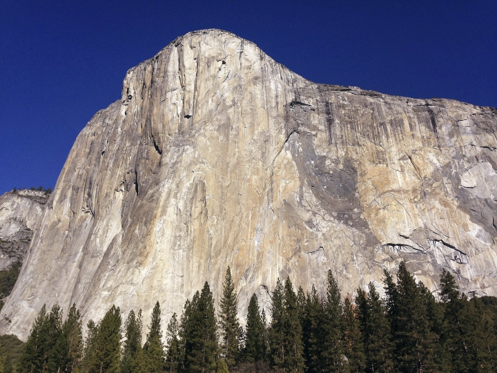 The Latest: Deadly rockfall at Yosemite was size of building