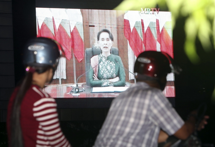 Myanmar's Suu Kyi urges unity, creates new aid committee