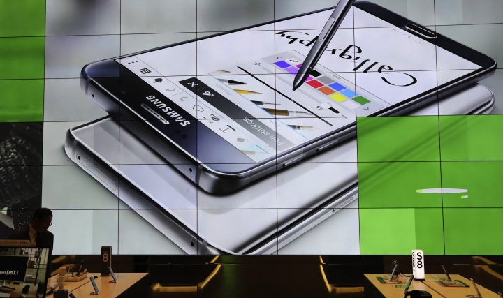 The Latest: Head of Samsung semiconductor unit to resign