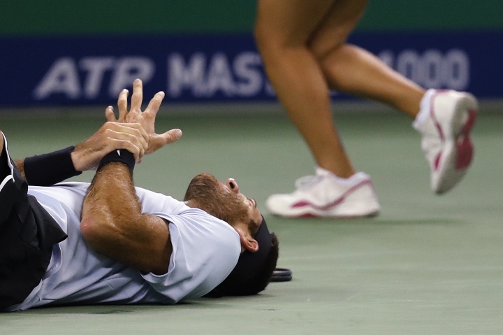 Del Potro goes for scan after wrist hurt in fall in Shanghai