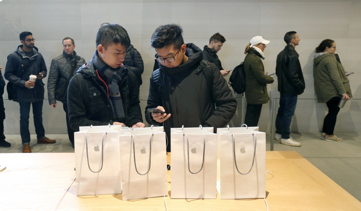 US retail sales rose for 2nd month led by cars, clothes