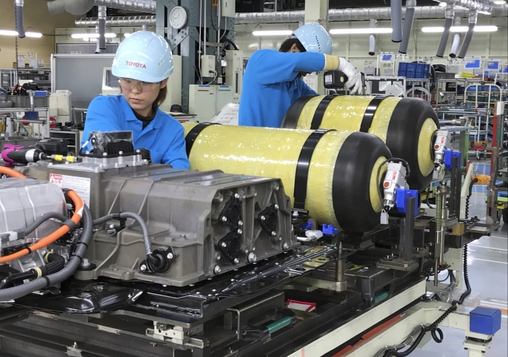 Amid global electric-car buzz, Toyota bullish on hydrogen