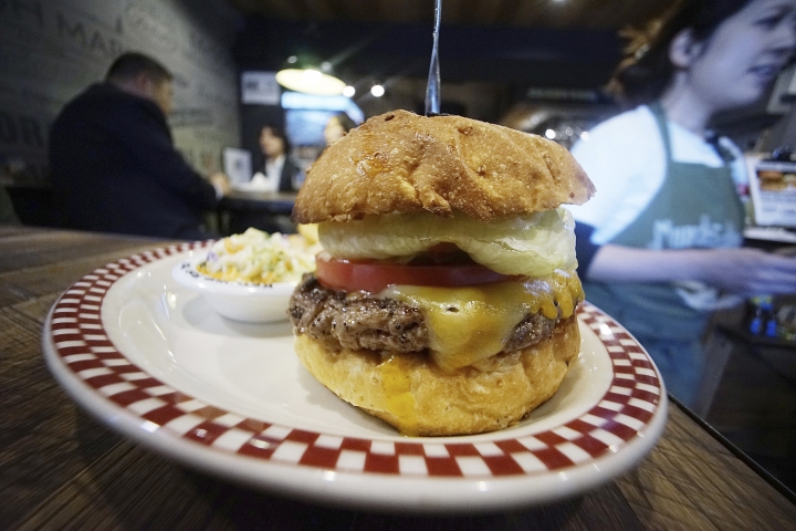 Trump's cheeseburger in Japan still drawing lines
