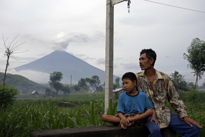 Stranded in Bali tourists lampooned online for complaints