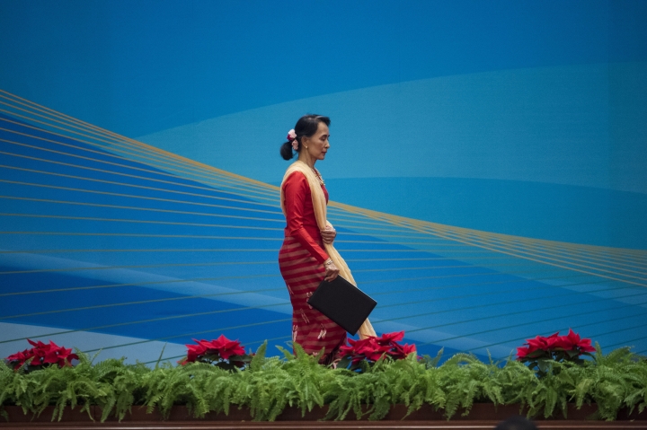 Myanmar's Suu Kyi meets China's Xi as Rohingya censure grows