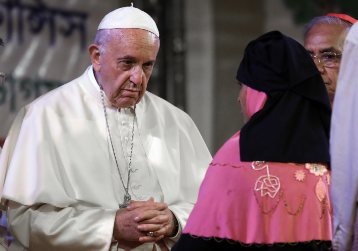 Pope says 'Rohingya' in emotional encounter with refugees