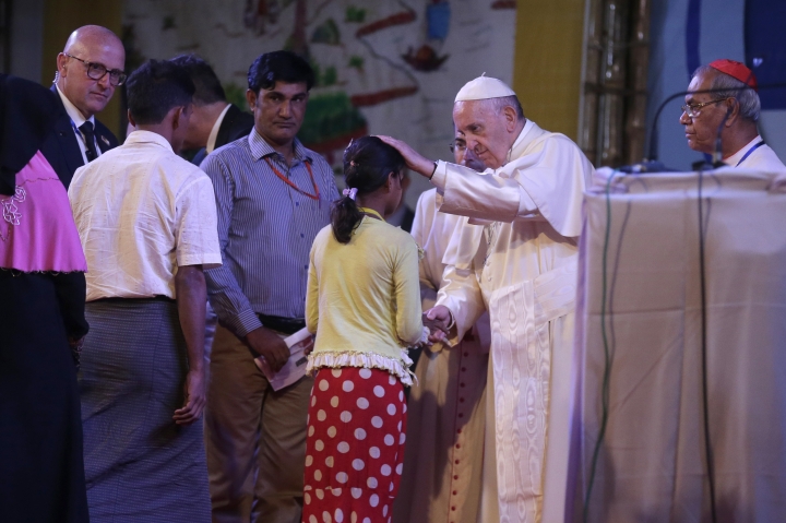 Analysis: Face-to-face with Rohingya, pope ditches diplomacy