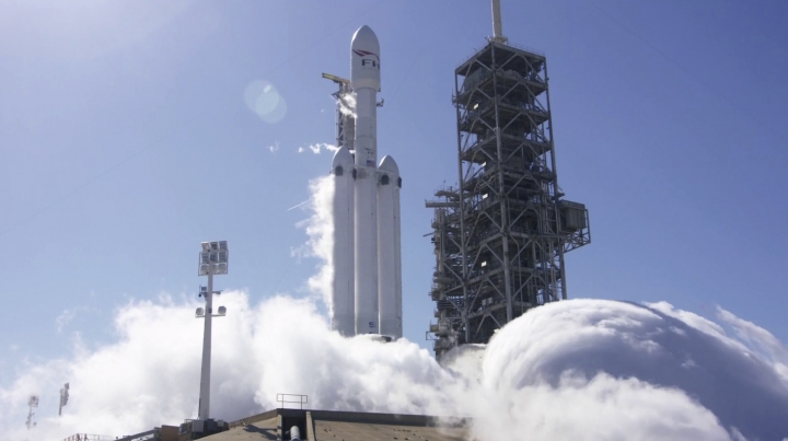 SpaceX fires engines on big new rocket in launch pad test