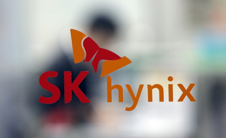 Chip maker SK Hynix's 4Q net profit doubles to record high