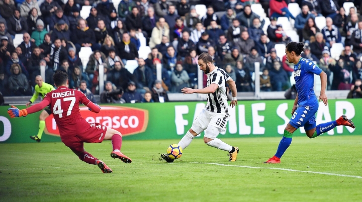 Higuain scores hat trick in 7-goal Juventus rout